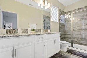 Combined shower/bathtub, hair dryer - Lake view home w/Pool-BBQ just 10min to Disney (Kissimmee)