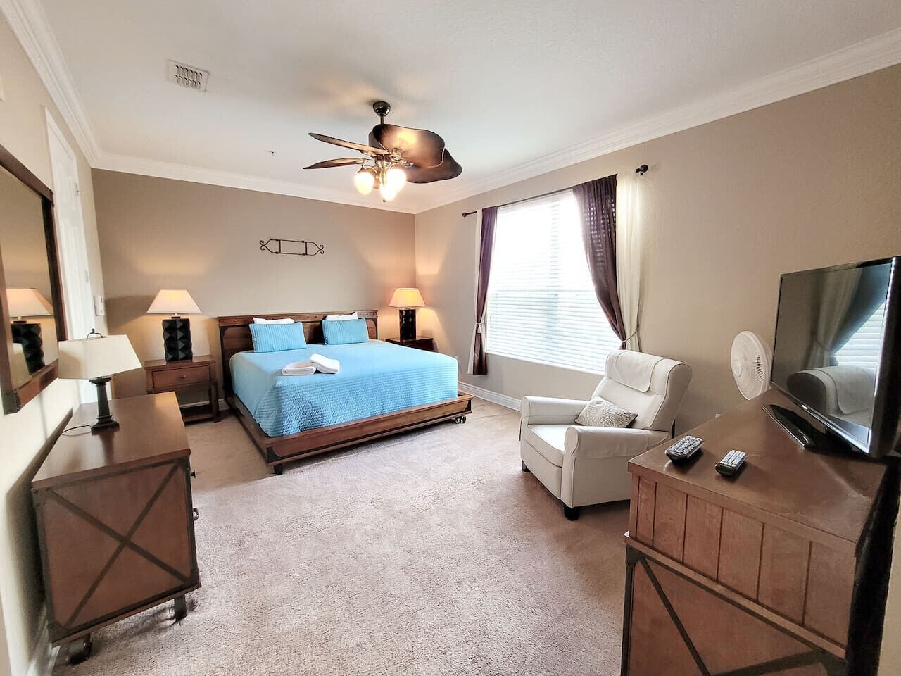 3 bedrooms, desk, iron/ironing board, travel cot