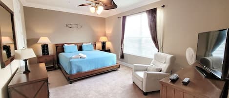 Bureau, fer et planche à repasser, lit parapluie, Wi-Fi