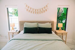 4 slaapkamers, een strijkplank/strijkijzer, reisbedje, gratis wifi