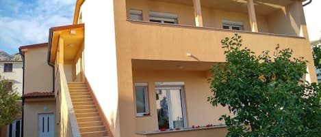 المنشأة من الخارج