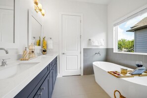 Banheira, secador de cabelo, toalhas de banho, sabonete