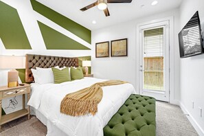 3 quartos, escrivaninha, ferros/tábuas de passar roupa