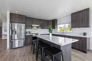 Kjøleskap, mikrobølgeovn, ovn og kokeplater