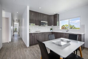 Dining - The Makai Manor - Beautiful Newly Built Spacious Home (Honolulu)