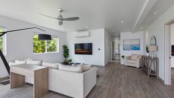 Smart TV, futbolito y oficina