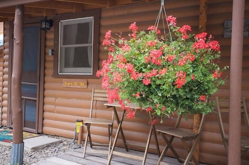 The Forget-Me-Not Cabin with Mountain Views
