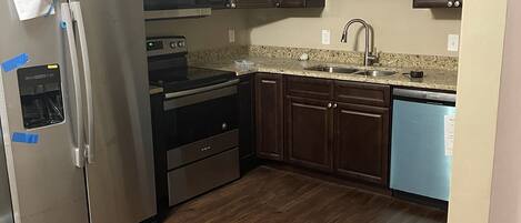 Geladeira, micro-ondas, fogão, cooktop