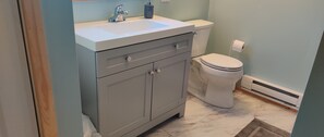 Combined shower/tub, hair dryer, towels, soap - PEI cottage, water views, fire pit, A/C, 25 mins from Charlottetown - Donaldston (Mount Stewart)