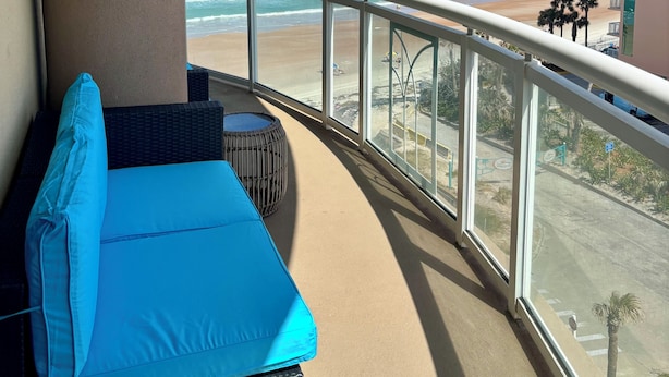 Un balcón con vistas a la playa y al océano.