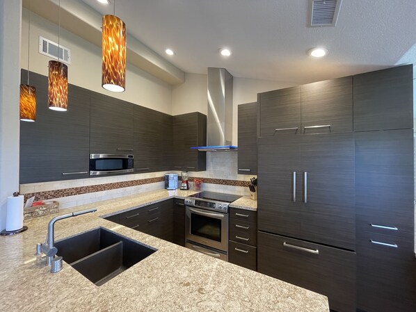 Refrigerador, microondas, horno y parrilla de estufa 