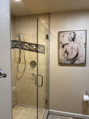 Shower, hair dryer, towels, soap - Lovely Golf Course Condo with Pools (La Quinta)