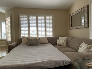 2 bedrooms, iron/ironing board, free WiFi, bed sheets