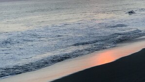 A beach with a sunset over the ocean. - Aqua Vista Beach House (Sonsonate)