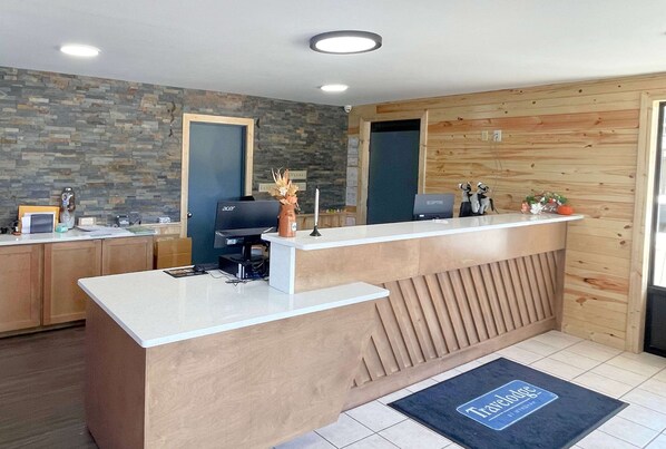 Lobby - Travelodge by Wyndham Pigeon Forge Dollywood Lane (Pigeon Forge)