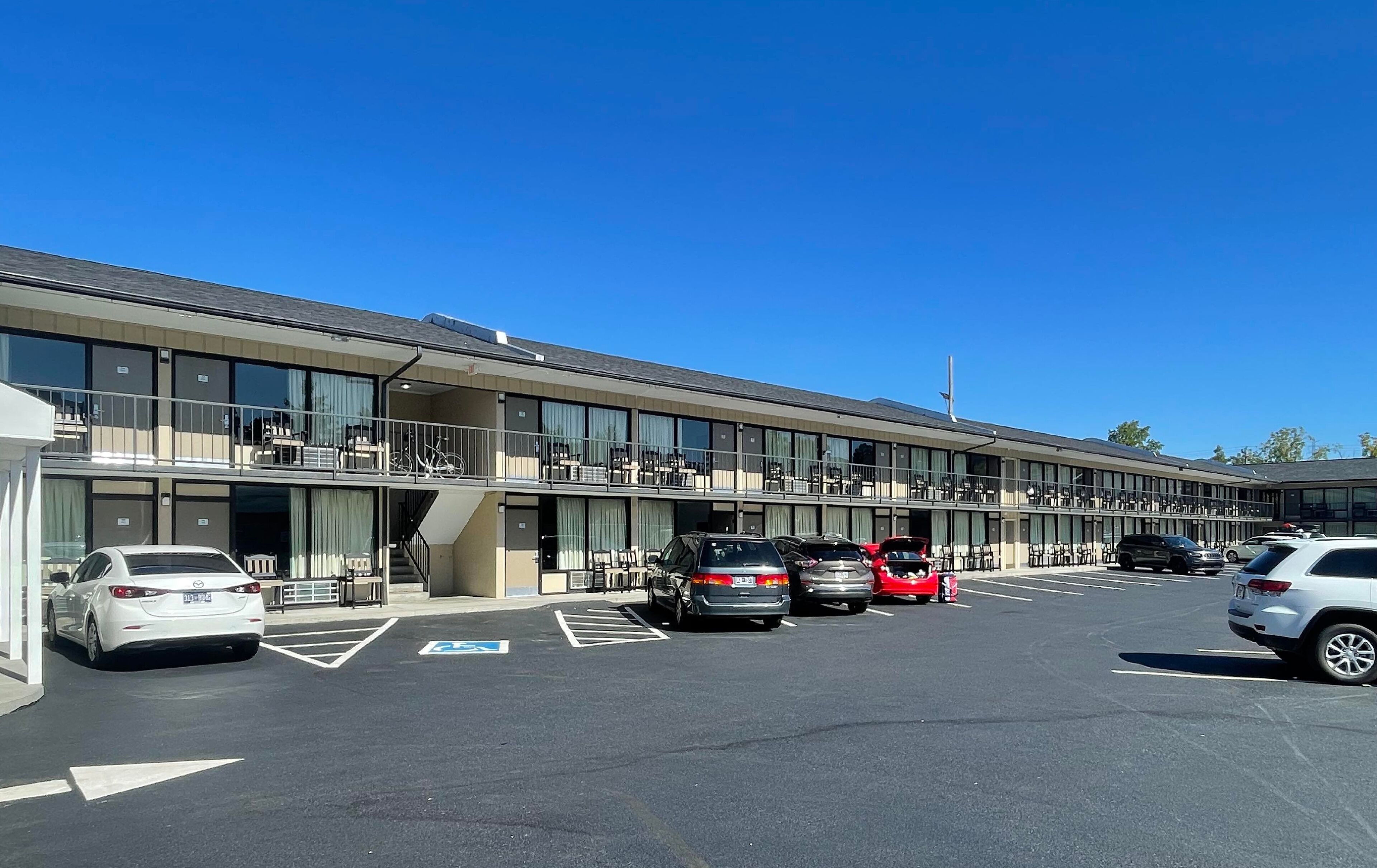 Un motel à plusieurs étages avec un parking.