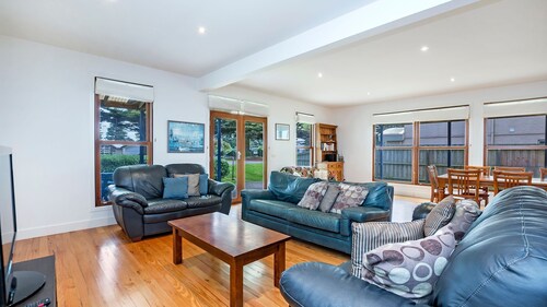Ideal family home a just a stones through from the popular Little East Beach