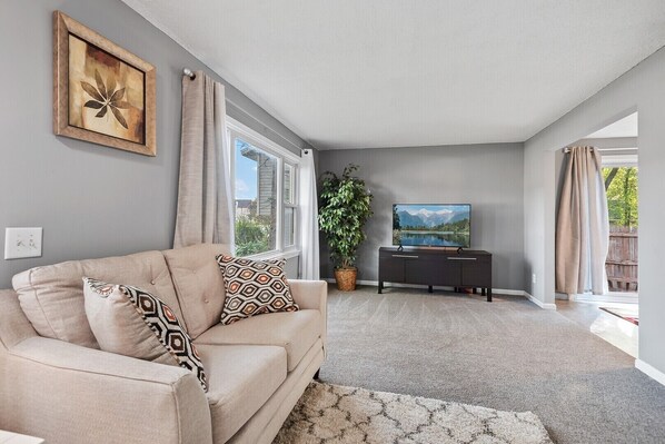 Smart TV - Relaxing Home, Family friendly, close to Malls, 5 miles to DT St. Paul  (Little Canada)