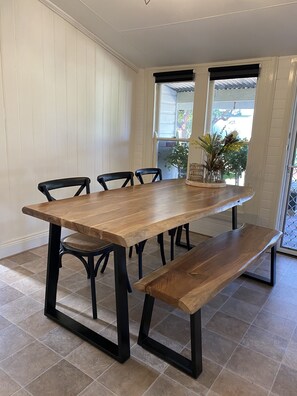 Dining - Gateway to the Vineyards *Jacuzzi* Federation Entertainer home (Cessnock)