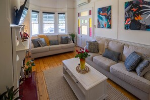 Smart TV, books, printers - Gateway to the Vineyards *Jacuzzi* Federation Entertainer home (Cessnock)