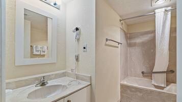 Tina con regadera, secadora de cabello, toallas