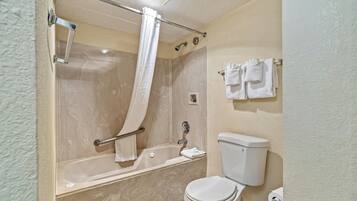 Tina con regadera, secadora de cabello, toallas