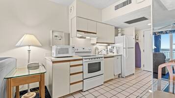 Kjøleskap, mikrobølgeovn, ovn og oppvaskmaskin