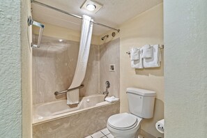 وحدات دش مع أحواض استحمام، مجففات شعر، مناشف