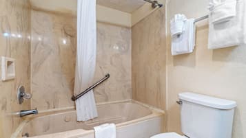 Kombinert dusj/badekar, hårføner og håndklær