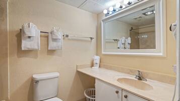 Combined shower/tub, hair dryer, towels