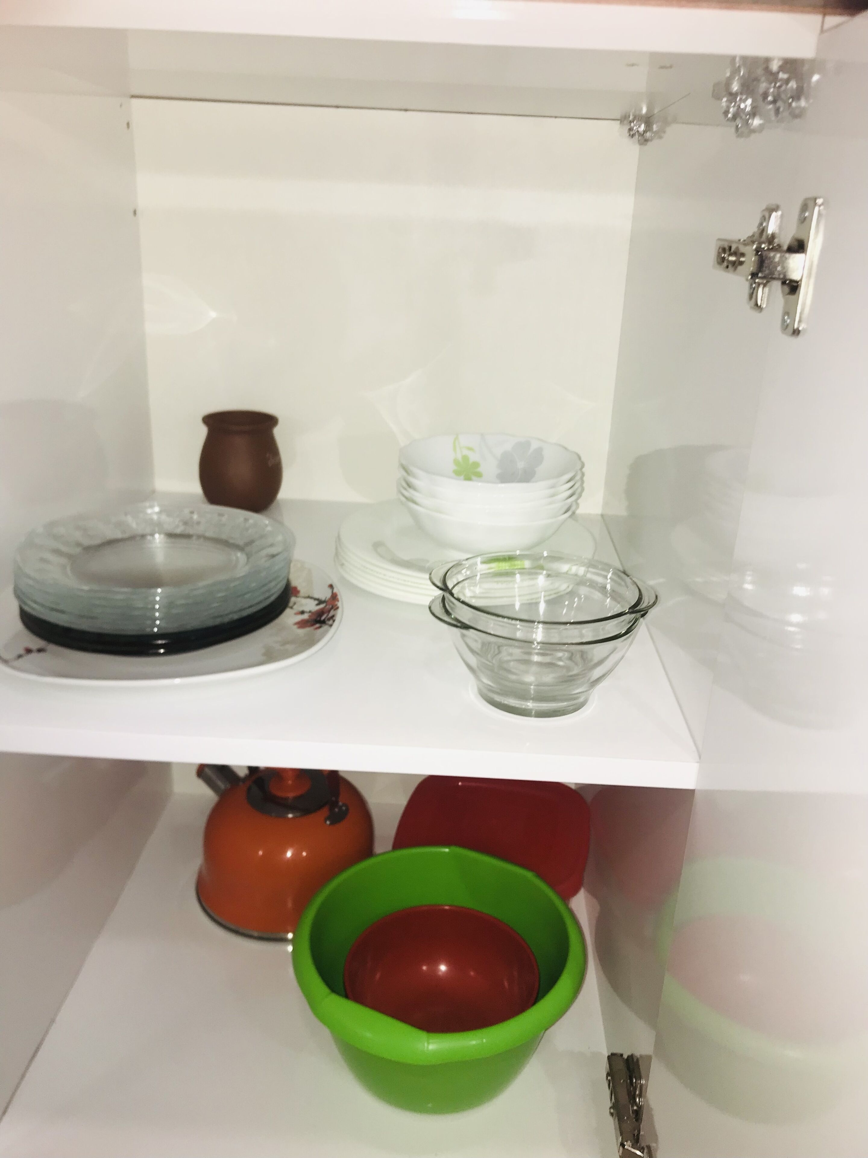 Una baldufa de cuina amb diversos plats, una andrajosa i una olla marró petita.