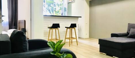 Chambre Double Junior | Coin séjour | Télévision à écran plat de 80 cm avec chaînes par câble, télévision