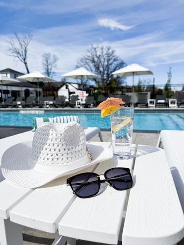 Colonial Hotel & Suites 