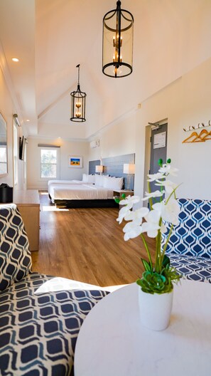 Tower Room - Colonial Hotel & Suites  (Lambton Shores)