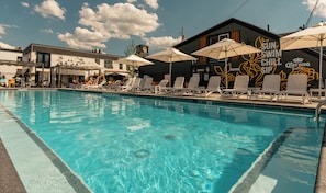 Seasonal outdoor pool - Colonial Hotel & Suites (Lambton Shores)