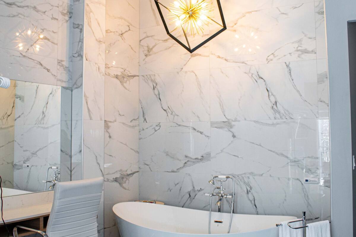 honeymoon suite | 1 bedroom, premium bedding, free wifi, bed sheets