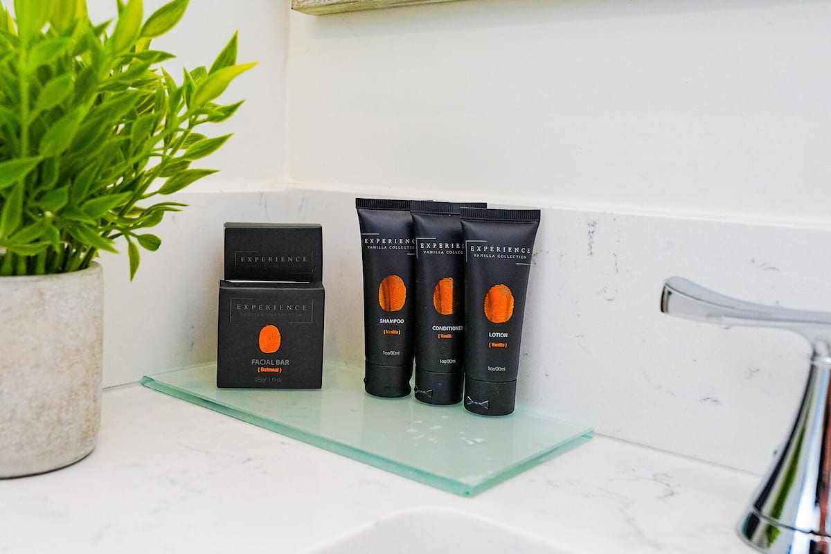 rainfall showerhead, free toiletries, hair dryer, towels