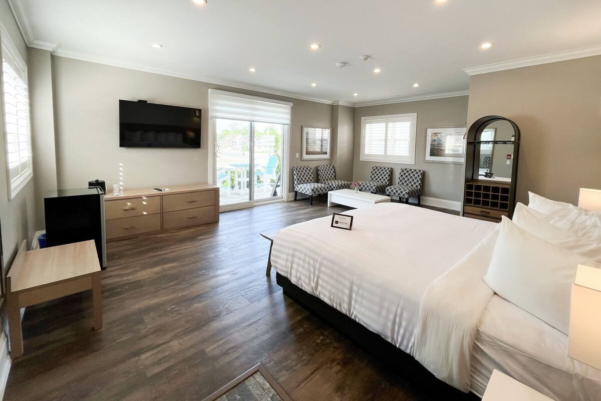 luxury king | 1 bedroom, premium bedding, free wifi, bed sheets