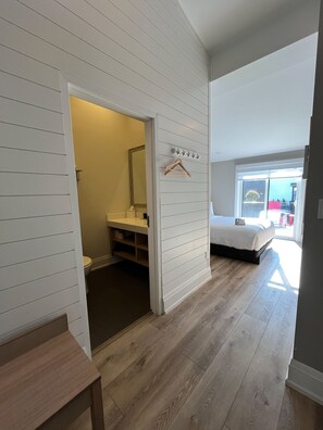 Premium Queen Courtyard - Colonial Hotel & Suites  (Lambton Shores)