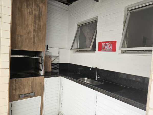 Fridge, oven, stovetop, coffee/tea maker