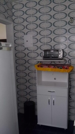 Fridge, oven, stovetop, coffee/tea maker