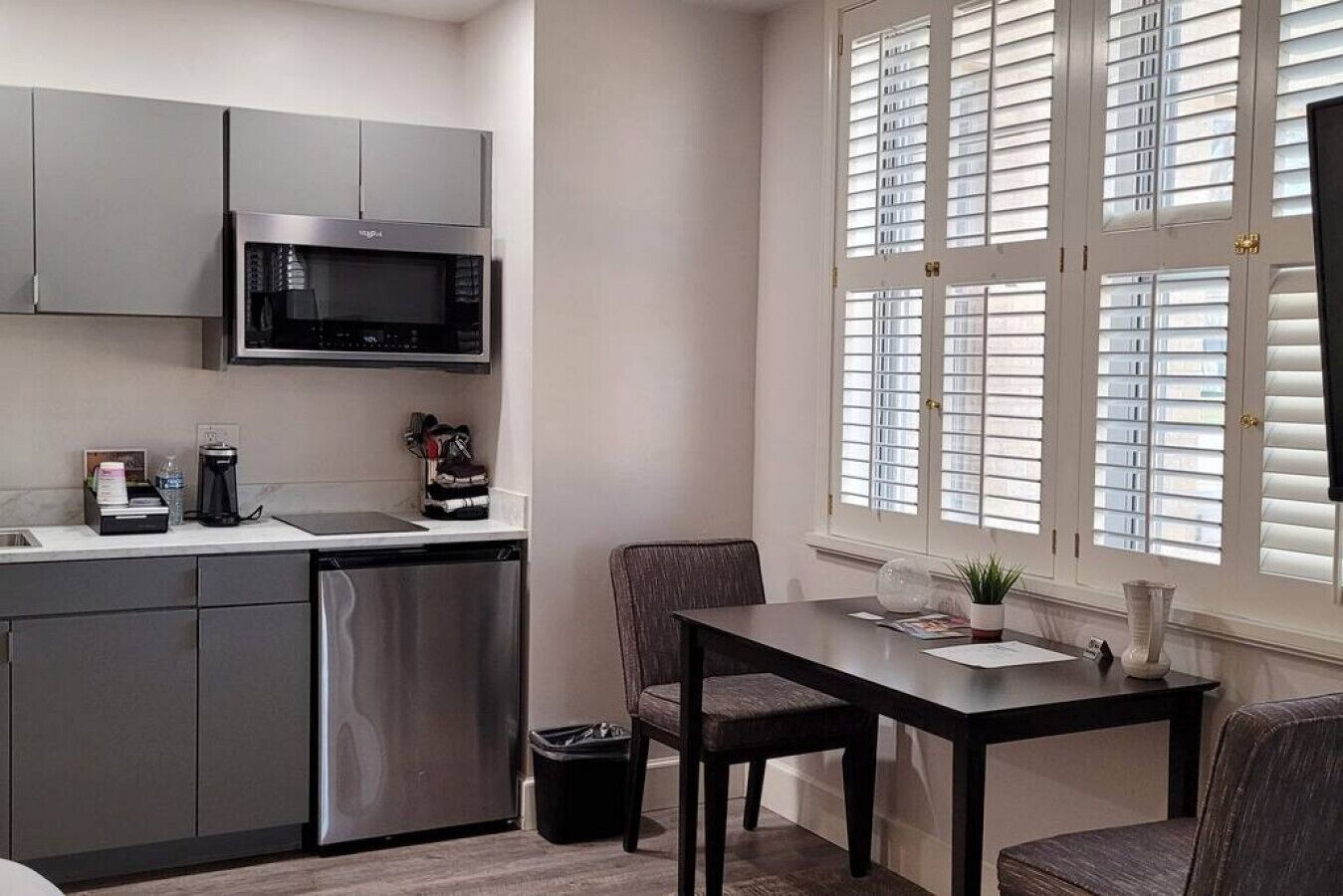 Mikrowelle, Herdplatte, Wasserkocher mit Kaffee-/Teezubehör