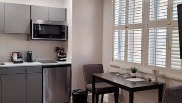 Mikrowelle, Herdplatte, Wasserkocher mit Kaffee-/Teezubehör