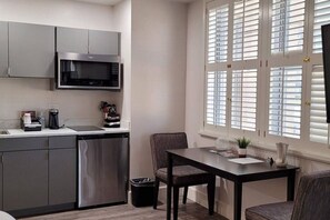 Microwave, stovetop, coffee/tea maker, cookware/dishes/utensils - 104 · Cozy Corner #104 - King Bed Hotel Phillips (Bartlesville)