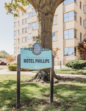 Exterior detail - 104 · Cozy Corner #104 - King Bed Hotel Phillips (Bartlesville)