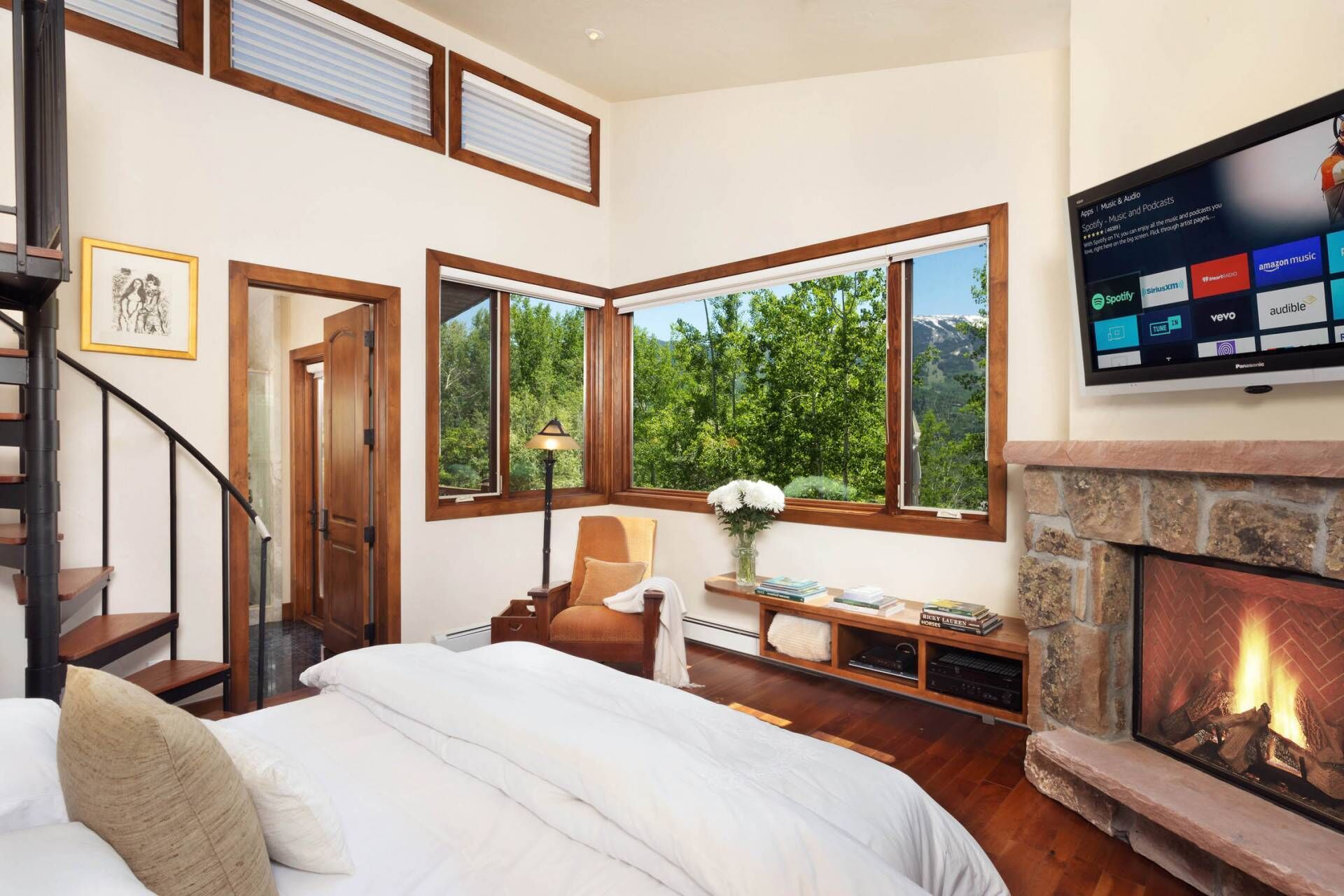 House (Top of Lemond Home) | 4 bedrooms, individually decorated, individually furnished, desk