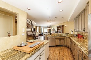 Condo (Deerbrook C3) | Cocina privada | Refrigerador con congelador, microondas, horno y parrilla de estufa
