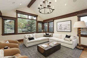 บ้านพัก (Fox Crossing Luxury Home) | บริเวณนั่งเล่น | ทีวีจอแบน 75 นิ้ว พร้อมช่องดาวเทียม, ทีวี, เตาผิง