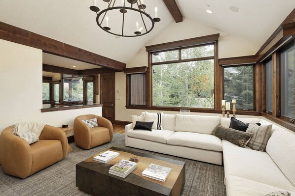 House (Fox Crossing Luxury Home) | Living area | 75-inch flat-screen TV with satellite channels, TV, fireplace