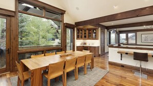 House (Fox Crossing Luxury Home) | Ruang makan